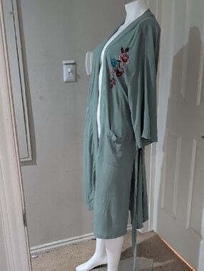 Xhilaration Sage Green Lightweight Embroidered Robe Women's Small